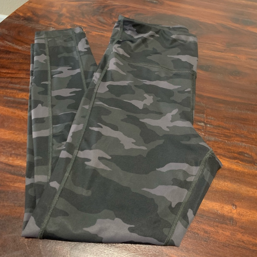 Athleta Ultimate Stash Pocket Camo 7/8 legging